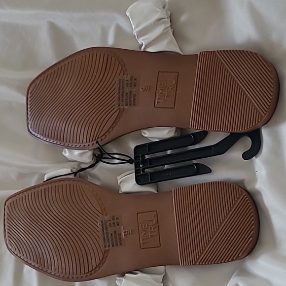 White Flat Sandals Nwt - Picture 3 of 3